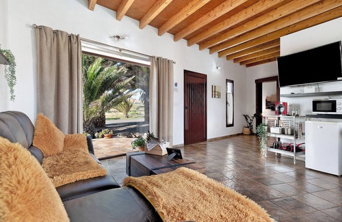 Teguise House | Holiday Home 'Guenia I' with Mountain View, Wi-Fi and Air Conditioning