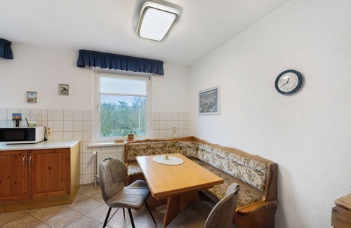 Alt Meteln House | Holiday Home 'Habicht' with Private Terrace, Private Garden and Wi-Fi