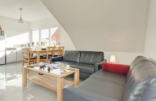 Wohlenberg House | Holiday Home "Haus Münster Apartment 2" with Sea View, Private Garden and Wi-Fi