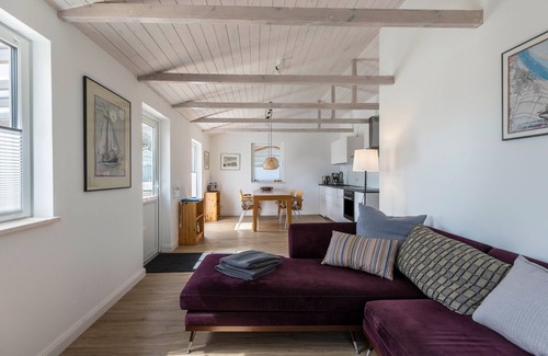 Hellert House | Holiday Home "Holtdeel" with Private Garden & Wi-Fi