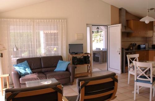 Covas House | Holiday Home in Covas with Eco Pool