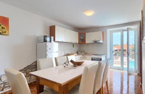 Rovinjsko Selo House | Holiday Home in Rovinjsko with Pool