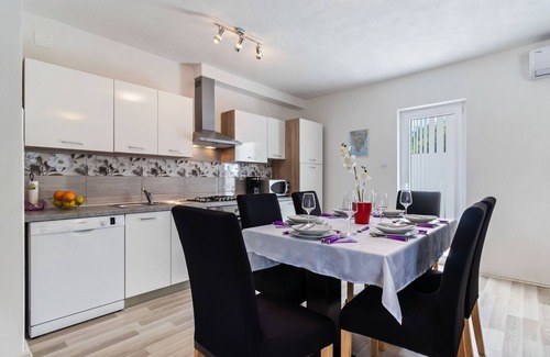 Smoljanci House | Holiday Home in Smoljanci with Private Pool