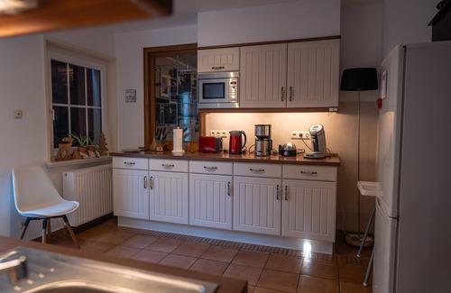 Brilon House | Holiday Home 'Jachthuus Mit Anbau' with Mountain View, Private Terrace and Wi-Fi