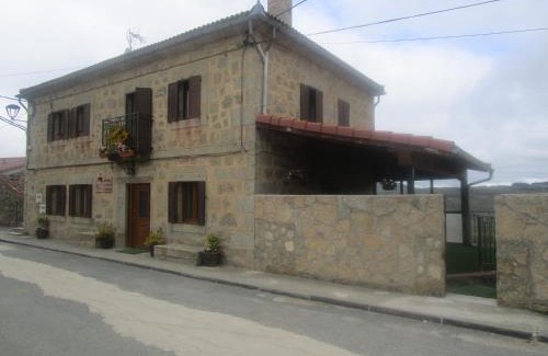 Hoyos del Espino House | Holiday Home La Asomailla