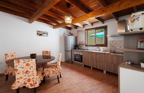 Alajero House | Holiday Home 'La Bodega' with Mountain View, Private Terrace and Wi-Fi