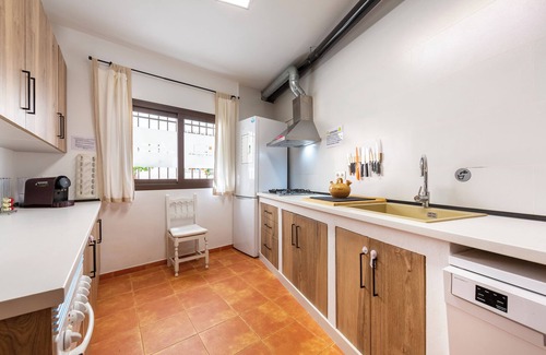 Fondon House | Holiday Home 'La Casa De La Buhardilla' with Mountain View, Private Terrace and Wi-Fi