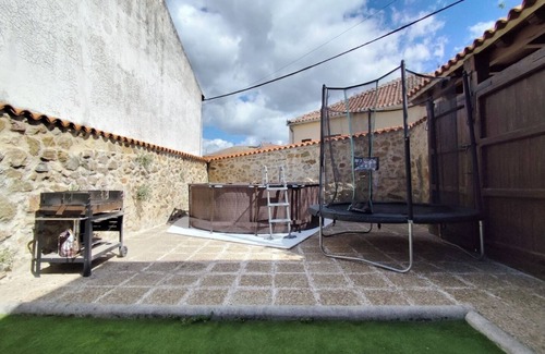 Cerezo de Abajo House | Holiday Home 'La Casa Del Médico' with Mountain Views, Private Pool and Wi-Fi