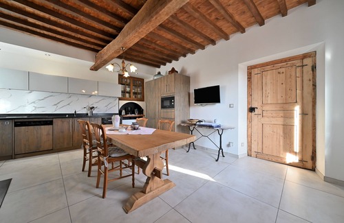 Capvern House | Holiday Home 'La Maison Poulogne' with Mountain View, Private Terrace and Wi-Fi