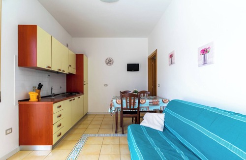 Marina di Mancaversa House | Holiday Home 'La Perla - Ametista' with Private Garden and Air Conditioning
