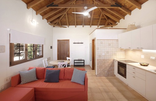 Guimar Apartment | Holiday Home "Las Tres Palmeras" with Mountain Views, Shared Pool and Wi-Fi