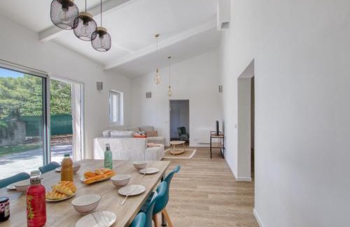 La Madrague House | Holiday Home le grand Pin by Interhome