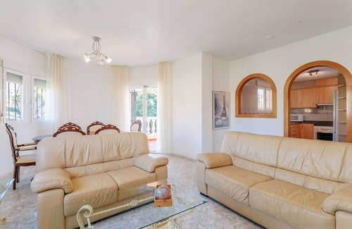 Mutxamel House | Holiday Home 'Limonita' with Private Pool, Wi-Fi and Air Conditioning