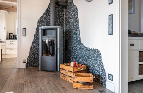 Rodenas House | Holiday Home 'Lüthjes Friesenhaus' with Private Terrace, Garden and Wi-Fi