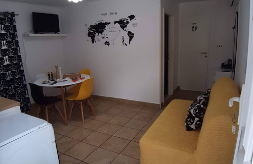 Banici House | Holiday Home Magazin- One Bedroom Apartment with Terrace and Sea View