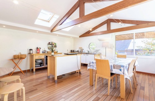 Combrit House | Holiday Home 'Maison De Kerobistin - Beach 150m Away' with Sea View, Wi-Fi and Air Conditioning