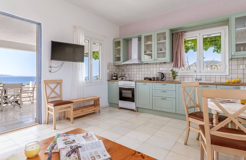Naxos House | Holiday Home 'Marathitis Naxian Cottage House' with Sea View, Wi-Fi and Air Conditioning