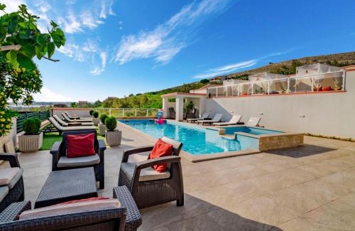 Dinjiska House | Holiday Home Melandura by Interhome