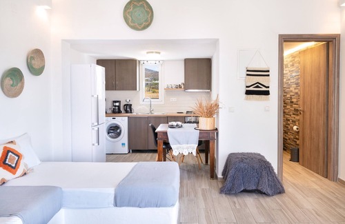 Ios House | Holiday Home 'Mentas House' with Private Terrace, Wi-Fi and Air Conditioning