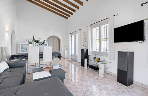 Monte Pego House | Holiday Home 'Monte Pego' with Sea View, Wi-Fi and Air Conditioning