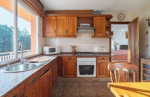 Callobre House | Holiday Home 'O Axouxere' with Mountain View, Private Terrace and Wi-Fi