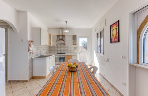 Patu House | Holiday Home 'Orizzonte Vista Mare' with Sea View, Private Terrace and Air Conditioning