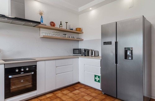 Palhais House | Holiday Home 'Palmela Sunset Villa' with Mountain View, Private Pool and Wi-Fi