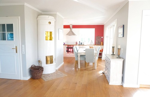 Greveling House | Holiday Home 'Reetdachhaus' with Sea View, Private Terrace and Wi-Fi