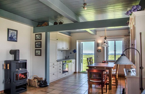 Langeneß House | Holiday Home 'Reethuus Am Fething' with Sea View, Private Garden and Wi-Fi