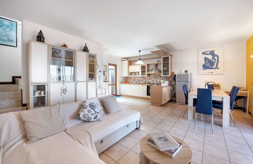 Sulzano House | Holiday Home 'Villa Turchese' with Lake View, Private Pool and Wi-Fi