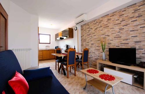 Strmac House | Holiday home with 2 separate flats, swimming pool and air conditioning