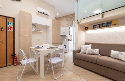 Giovinazzo House | Holiday Home 'Zelda Casa Vacanza' with Balcony, Wi-Fi and Air Conditioning