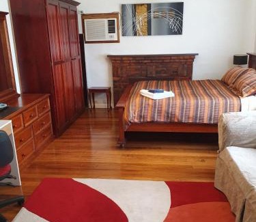 Sunbury House | Holiday House in Sunbury Centre