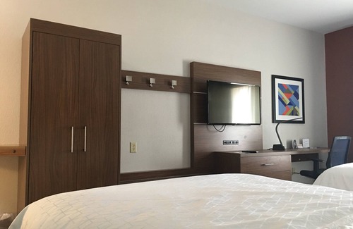 Greensburg Hotel | Holiday Inn Express Greensburg by IHG