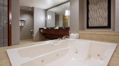 Sherwood Park Hotel | Holiday Inn Express Hotel & Suites Sherwood Park-Edmonton Area by IHG