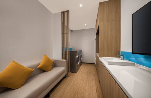 Jiangmen Hotel | Holiday Inn Express Jiangmen Yinhu Bay by IHG