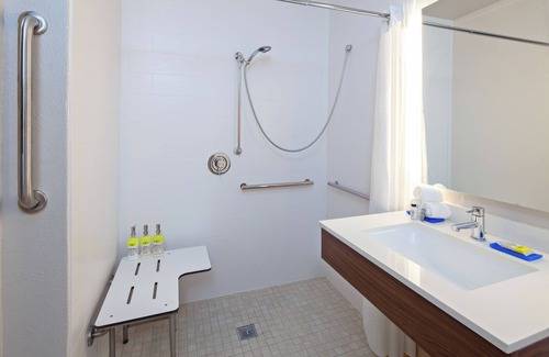 Magnesia Falls Cove Hotel | Holiday Inn Express & Suites Rancho Mirage - Palm Spgs Area by IHG