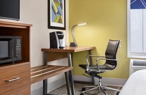 Mount Laurel Hotel | Holiday Inn Express & Suites Philadelphia - Mt. Laurel by IHG