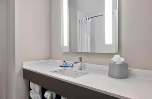 Waldron Hotel | Holiday Inn Express & Suites Kansas City Airport by IHG