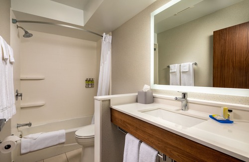 Chatsworth Hotel | Holiday Inn Express & Suites Chatsworth by IHG