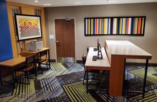 Mechanicsburg Hotel | Holiday Inn Express & Suites - Harrisburg S - Mechanicsburg by IHG