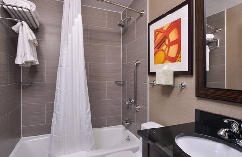Queens Hotel | Holiday Inn New York JFK Airport Area, an IHG Hotel