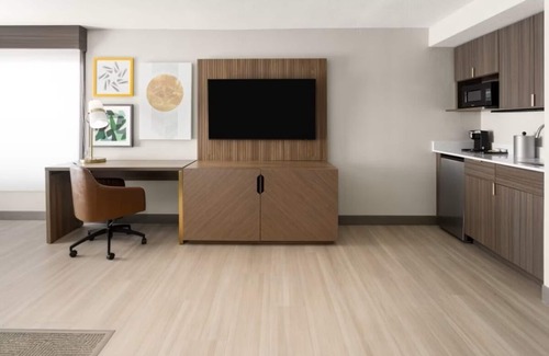 Dentsville Hotel | Holiday Inn & Suites Columbia NE - Ft Jackson Area by IHG