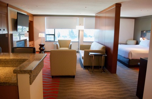 Richmond Hotel | Holiday Inn Vancouver Airport- Richmond by IHG