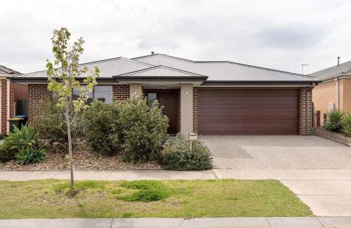 Truganina House | Holiday Rental 6 KING BD 12PPL