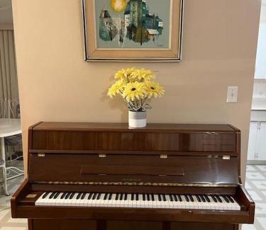 Cloverdale House | Holiday Season Deal -Stylish Room Near Shopping, Restaurants & Transit C3