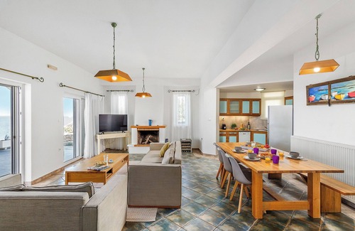 Stavros Villa | Holiday villa Penelope, on the edge of the sea