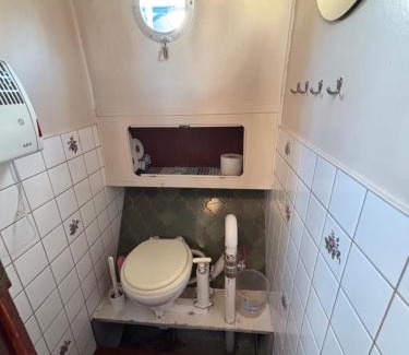 Uberseestadt Boat Rental | Holländisches Stahlboot