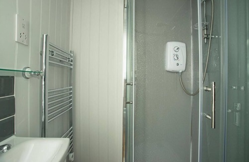 Frampton Cabin | Holly Lodge | Shepherd's Hut With Hot Tub Made From Salvaged Railway Carriages