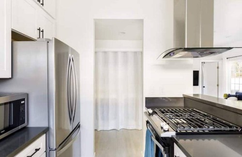North Hollywood House | Hollywoodland Suite Built in Exquisite Contemporary Style